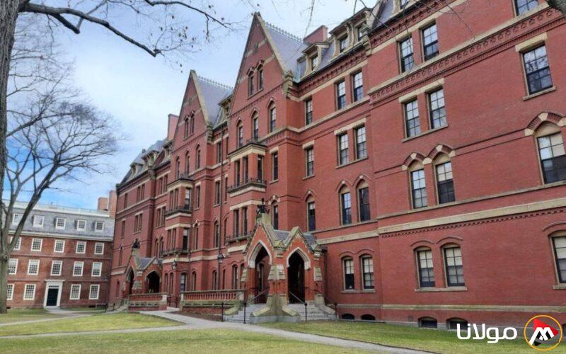 جامعة هارفارد ترفع دعوى قضائية ضد ترامب بسبب تقليص تمويلها.