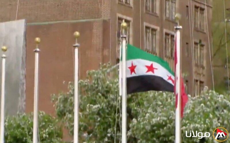 للمرة الأولى.. رفع العلم السوري الجديد أمام مبنى الأمم المتحدة