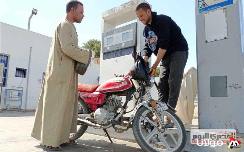 لليوم الثاني.. عمليات شديدة لمراقبة الالتزام بالتسعيرة الجديدة في مواقف السيارات بالأقصر