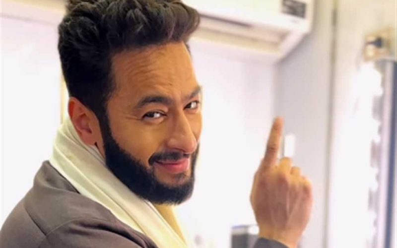 بمظهر “المداح”.. استمتعوا بأداء حمادة هلال في حفله بمناسبة شم النسيم (صور)