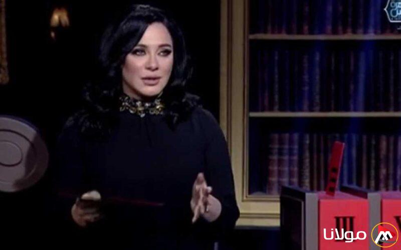 سلاف فواخرجي ترد على أنباء هجرتها إلى فرنسا بعد سقوط النظام الأسد