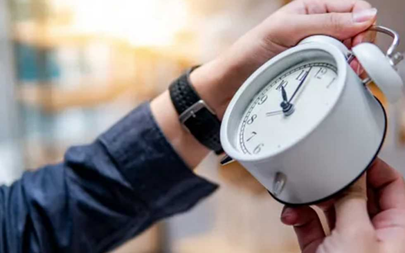 التوقيت الصيفي 2025: معرفة مواعيد بدء وانتهاء التوقيت الصيفي وكل المعلومات الضرورية!