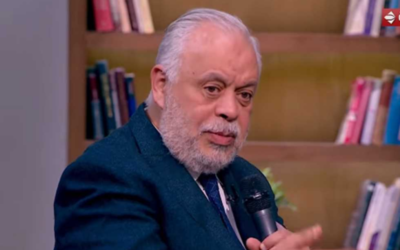أشرف زكي يكشف عن أزمة تغطية جنازات الفنانين ويعلق على تصوير الدليفري (فيديو)