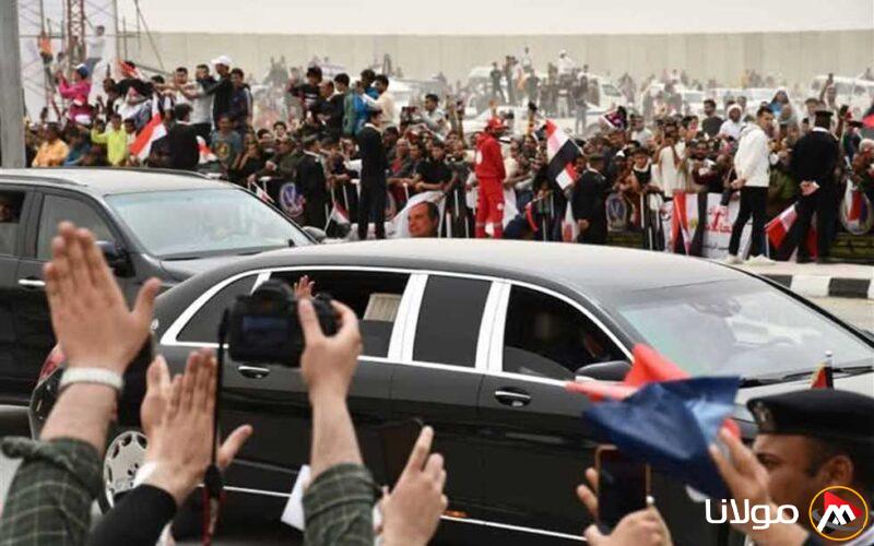 السيسي وماكرون يتجهان إلى معبر رفح ويتفاعلان مع الجماهير المعترضة على التهجير (صور)