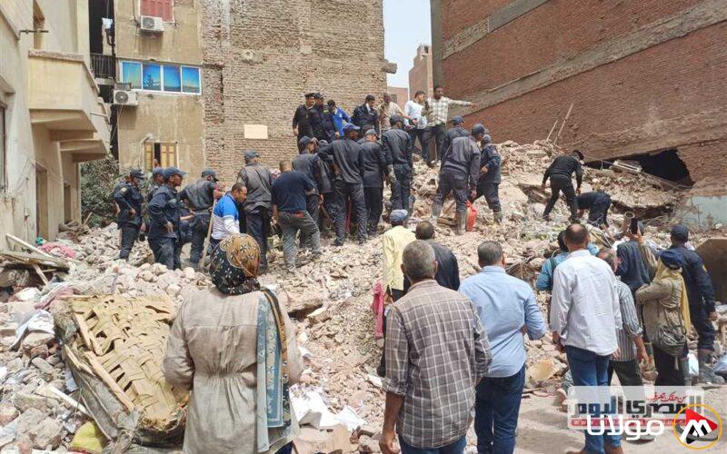 لحظة رعب: امرأة تنادي فرق الإنقاذ من تحت أنقاض “المنزل المنهار في أسيوط” (فيديو)