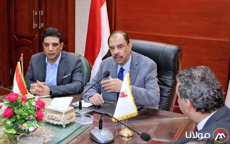 محافظ سوهاج يستعرض شكاوى المواطنين بشأن تسعيرة الأجرة بعد رفع أسعار الوقود