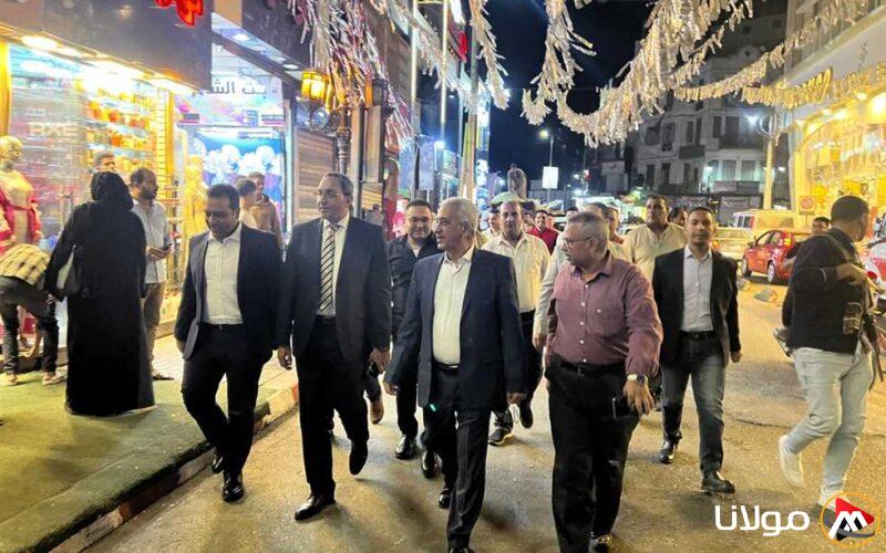 محافظ قنا يقوم بجولة ميدانية لرصد تنفيذ قرار تمديد ساعات العمل في المحلات التجارية (صور)