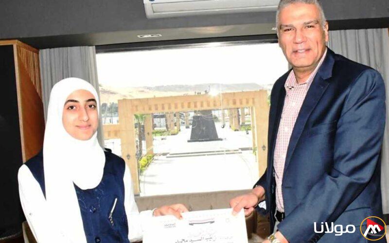 محافظ أسوان يقدّم التكريم للطالبة الحاصلة على المركز الأول في مسابقة القرآن الكريم على مستوى البلاد.
