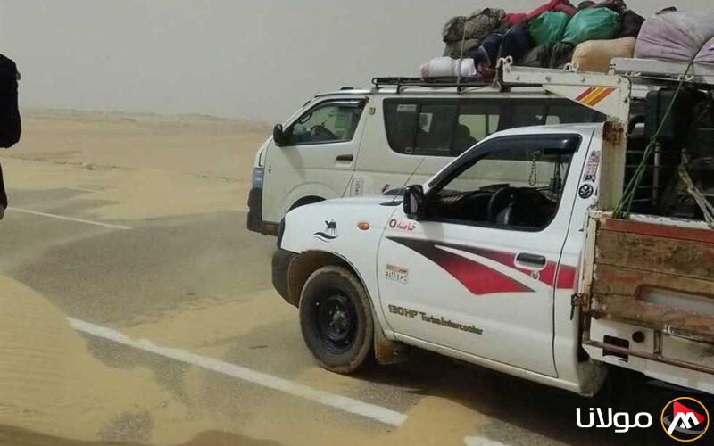 الغبار يعيق حركة المرور على الطرق السريعة في الوادي الجديد
