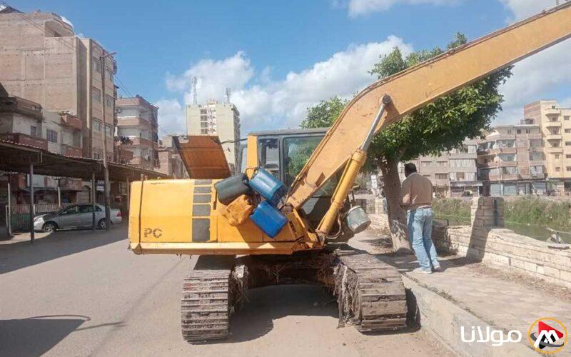 محافظ كفر الشيخ يراقب عمليات تنظيف ترعة القضابة في مدينة فوه