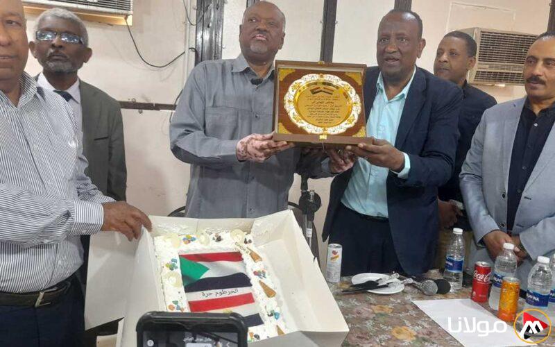 استقبال القنصل السوداني لوفد شعبي من أسوان بعرض قالب حلوى يحمل علمي مصر والسودان وعبارة ‘الخرطوم حرة’
