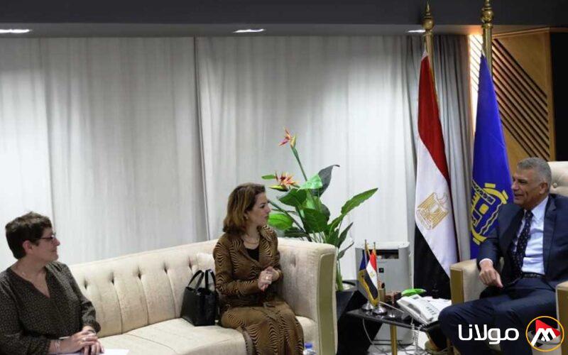 محافظ أسوان يستقبل بعثة من منظمة التعاون والتنمية الاقتصادية لمناقشة سبل تعزيز التعاون.