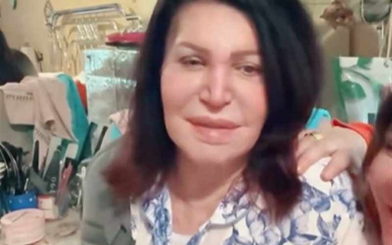 نجوى فؤاد تظهر مجددًا مع لقاء سويدان بعد تعرضها لكسر (فيديو)