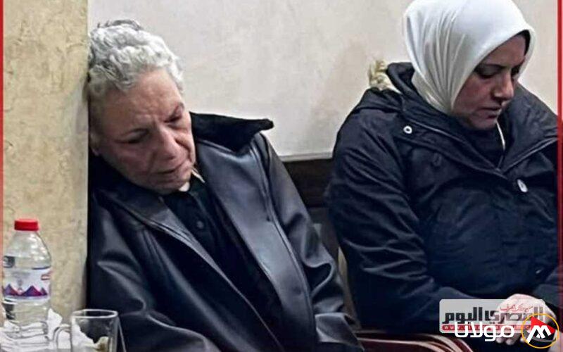 الحزن يكسو وجه عارفة عبدالرسول خلال عزاء زوجها (بث حي)