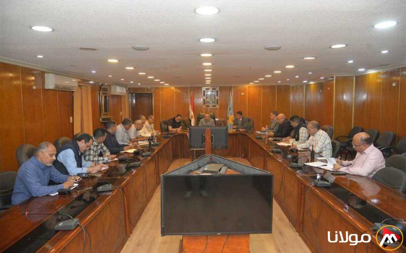 محافظ أسيوط يعقد اجتماعًا مع رؤساء المراكز والأحياء لبحث قضايا التصالح والتقنين
