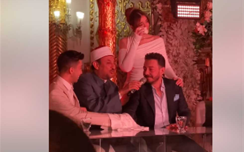 أحمد زاهر يتأثر حتى الدموع خلال لحظة مؤثرة في حفل عقد قران ابنته ليلى على هشام جمال (فيديو)