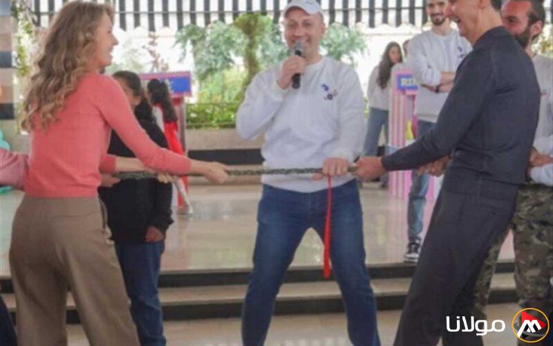 بشار الأسد يشارك في لعبة شد الحبل في شوارع موسكو
