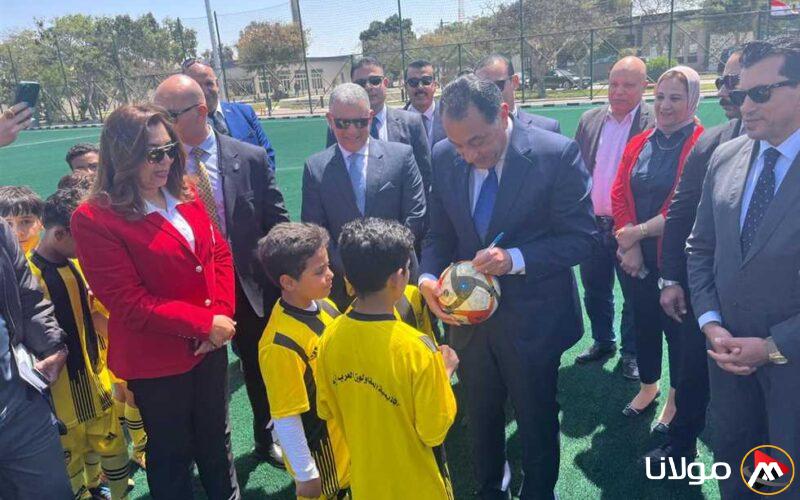 مدبولي يتفاعل مع طلب طفل بتوقيع الكرة أثناء جولته في مشروعات خدمية بالإسماعيلية (صور)