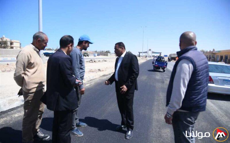 محافظ مطروح يزور موقع عمل خط توصيل المياه من محطة تحلية الرميلة