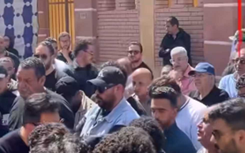 ابن سليمان عيد ينهار أثناء وداع والده في المقبرة (فيديو)
