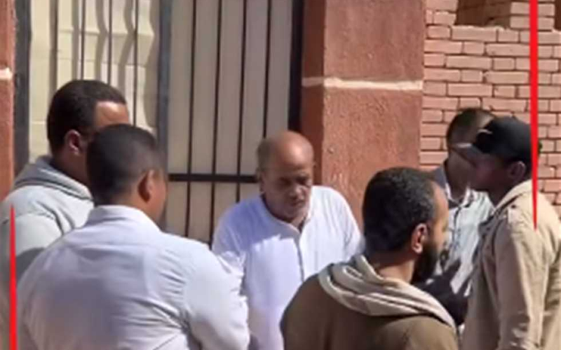 في لحظة حزينة.. شقيق سليمان عيد يتلقى التعازي في المقابر بعد دفن الفنان (فيديو)