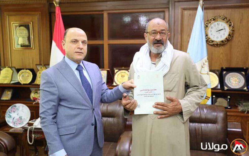 محافظ كفر الشيخ يوزع 21 عقداً لتقنين أراضي الدولة على المستفيدين