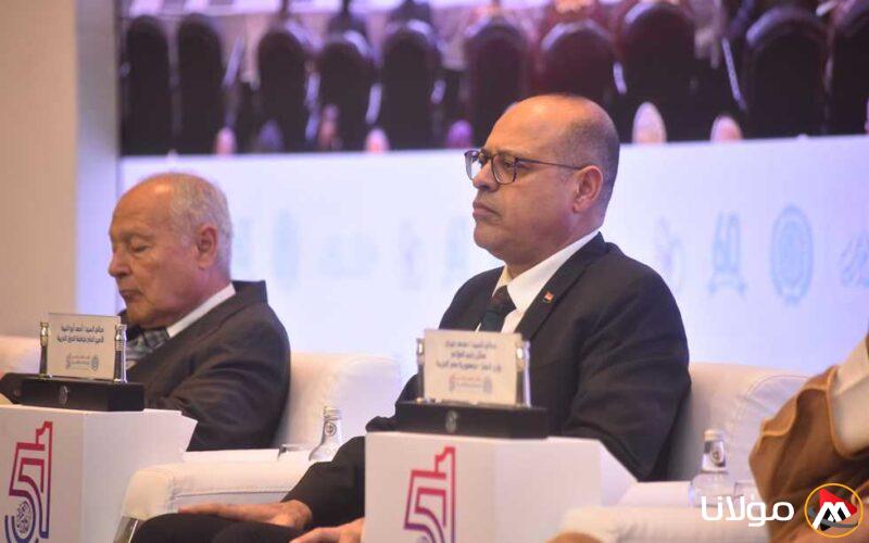 وزير العمل يتحدث مع نظيره اللبناني لمناقشة القضايا المشتركة الهامة.
