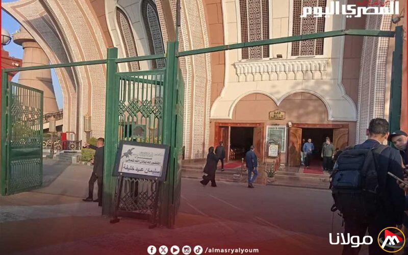التحضيرات النهائية لتقبل عزاء الفنان سليمان عيد في مسجد الشرطة (صور)