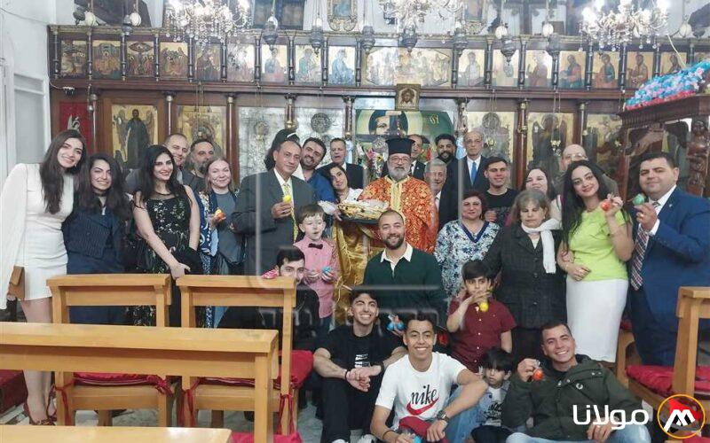 أجواء احتفالية مع البيض الملون والهدايا في كنيسة الروم بدمياط بعد قداس عيد القيامة المجيد (فيديو)