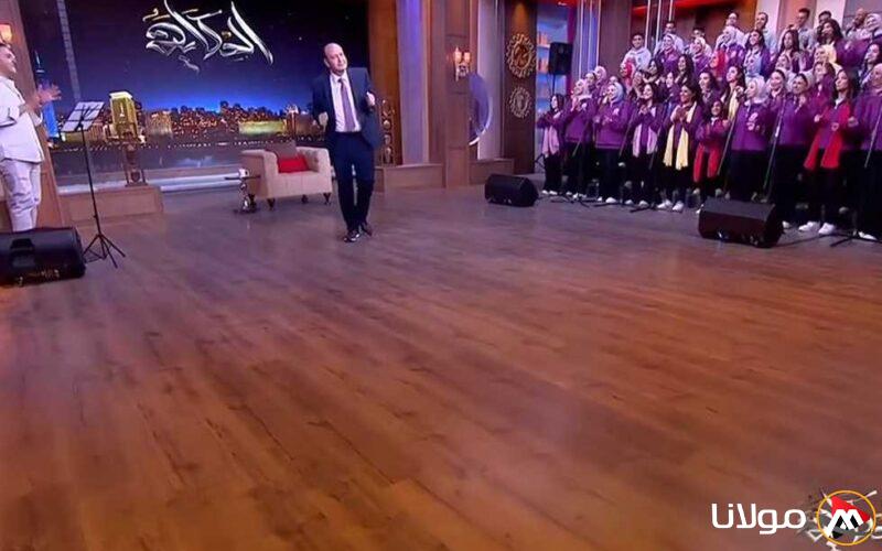 “هذا ليس كورالاً.. بل أستاذ التيتش” – عمرو أديب يتراقص على أغنية للزمالك داخل الأستوديو (فيديو)