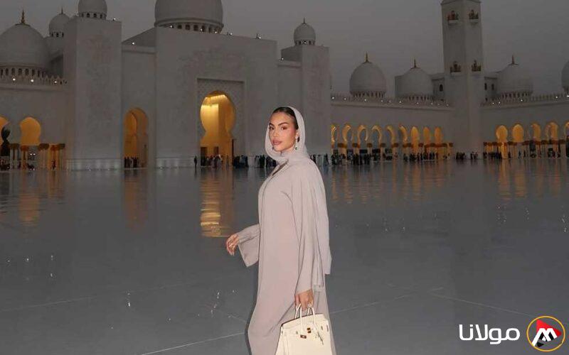 بالعباءة والحجاب: جورجينا تتواجد في مسجد الشيخ زايد بأبو ظبي (صور)