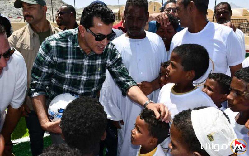 وزير الشباب والرياضة يدشن مشروع تحديث ملعبين في مركز شباب بمحافظة البحر الأحمر