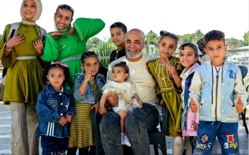«تخيل وشارك في اللعب معهم».. ابن سليمان عيد يروي حادثة مؤثرة لوالده مع أطفال أسوان