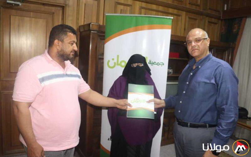 محافظ القليوبية يستجيب لاستغاثة امرأة بحاجة إلى مساعدة لبدء مشروع صغير بسبب إصابة زوجها بالعجز.