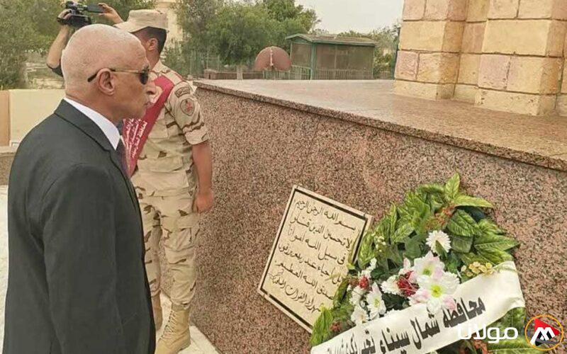 تزيين النصب التذكاري للجندي المجهول في العريش بإكليل من الزهور
