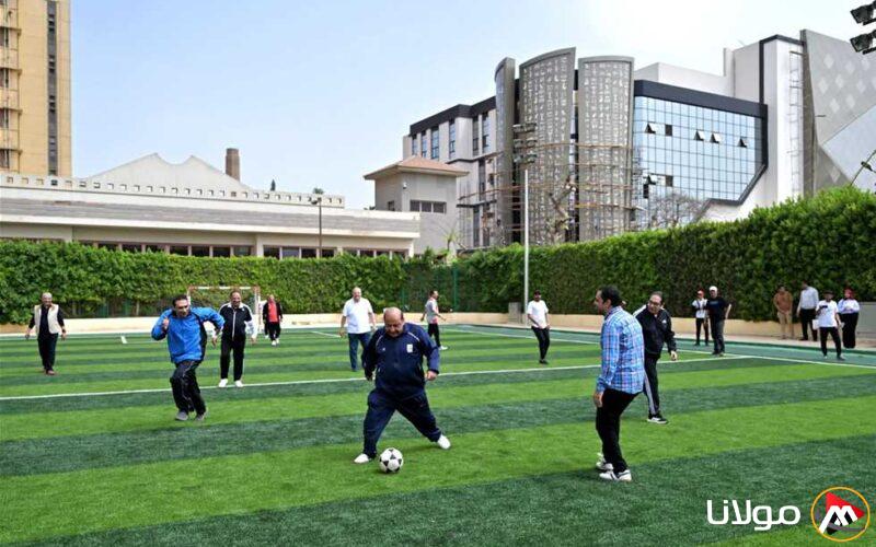 رئيس جامعة القاهرة يشارك الطلاب في ماراثون الدراجات ومباراة كرة قدم خماسية (صور)