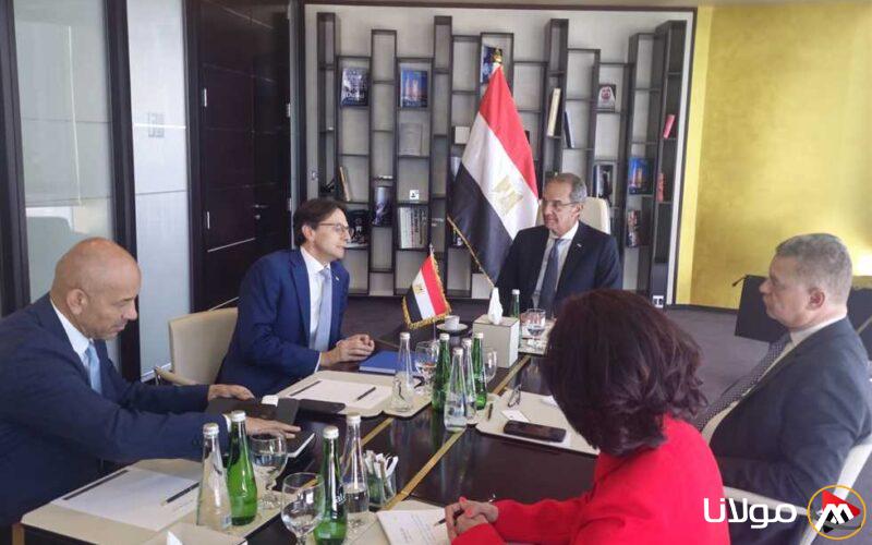 وزير الاتصالات يستعرض سبل تعزيز الشراكة مع الشركات العالمية في مجال تصنيع الهواتف المحمولة محلياً