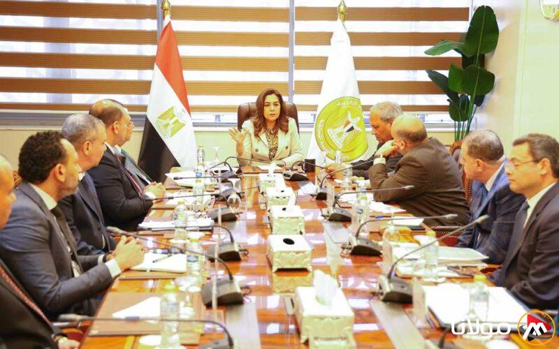 وزيرة التنمية المحلية تراقب تقدم تنفيذ مشروعات الخطة الاستثمارية في المحافظات