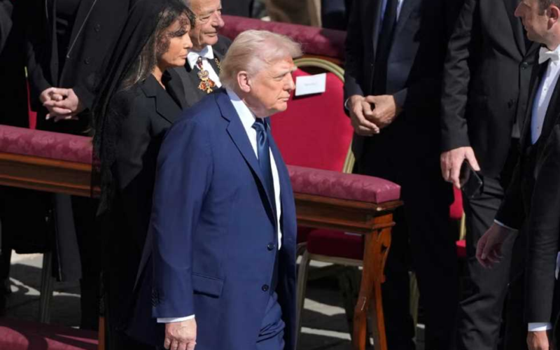 هل أقحم نفسه في خروقات البروتوكولات؟.. انتقادات حادة لترامب بسبب ملابسه في جنازة البابا فرنسيس