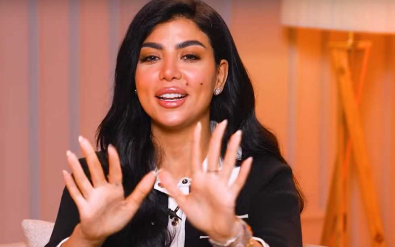 أحمد العوضي يفاجئ كارولين عزمي بتصرف غير متوقع خلال البث المباشر