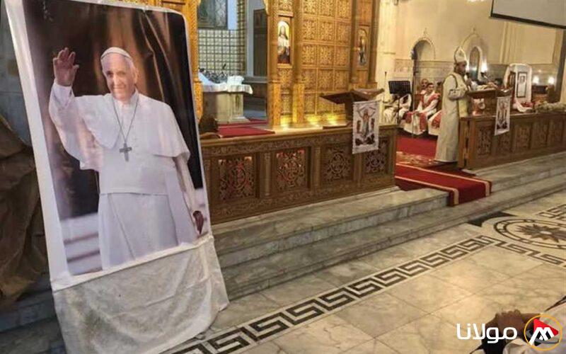 عشرات الأشخاص يتوافدون إلى مطرانية كاثوليك المنيا لتقديم العزاء في وفاة البابا فرنسيس (صور)