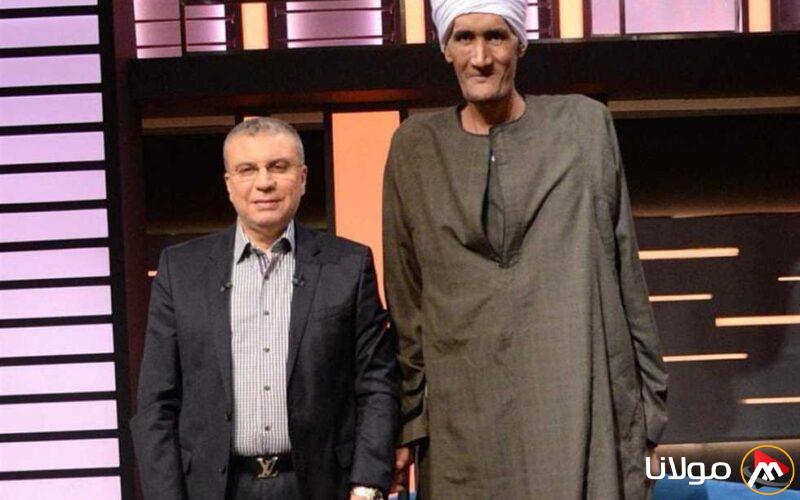 أطول رجل في مصر أبوالعلمين يكشف معاناته مع التنمر وتحدياته في اختيار ملابسه وسرير نومه