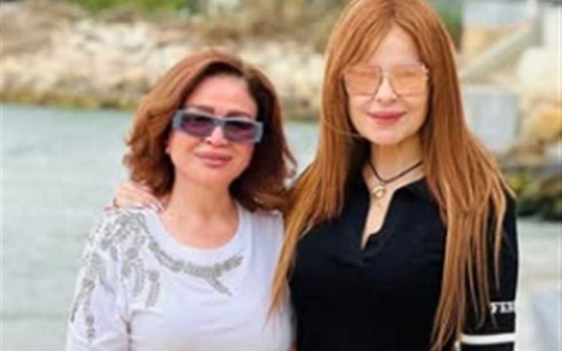 إلهام شاهين تتألق مع كارول سماحة على شواطئ لبنان وتوجه لها رسالة مميزة (صور)