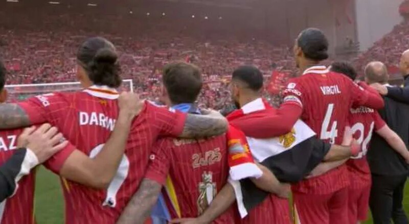 محمد صلاح يحتفل مع جماهير ليفربول بعلم مصر بعد الفوز بلقب الدوري الإنجليزي