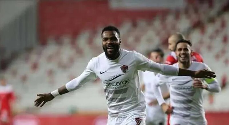 هيئة كرة القدم الجابونية تعلن وفاة آرون بوبيندزا، لاعب الزمالك السابق، في بيان رسمي