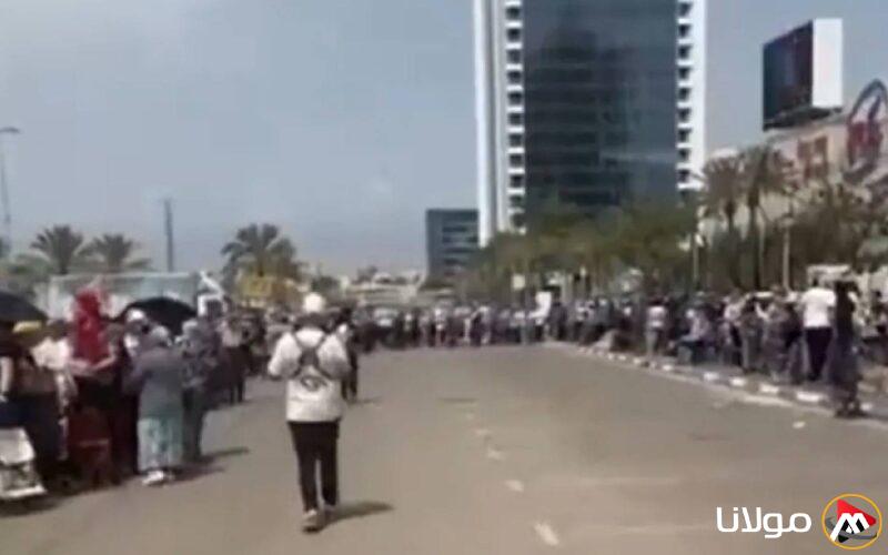 مئات من الإسرائيليين ينتظرون في صفوف للحصول على الإعانات الغذائية (فيديو)