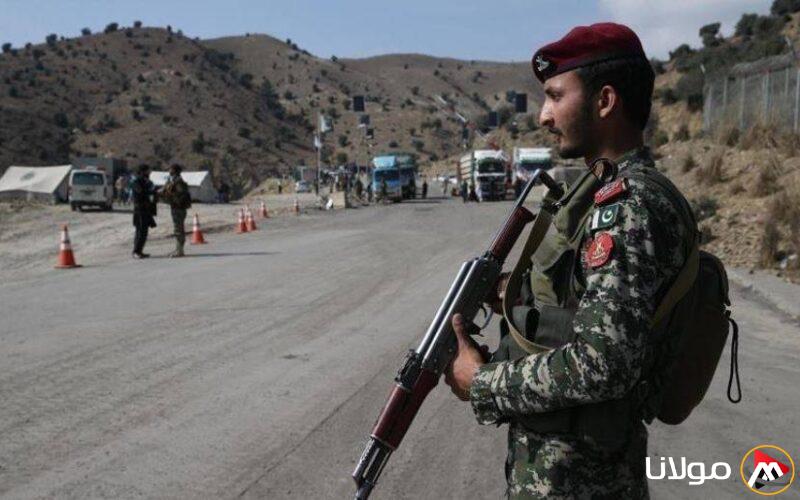 مسلحون يهاجمون سيارة نقل سجناء في باكستان ويختطفون خمسة جنود