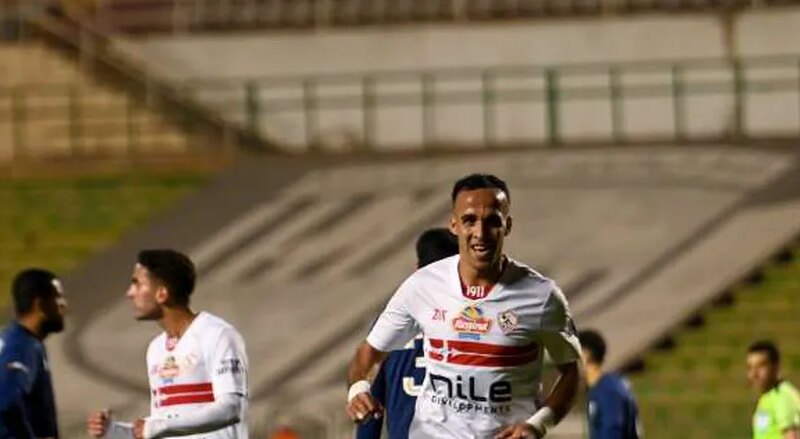 ناصر منسي يرتدي قناع الوجه قبل مباراة الزمالك والبنك الأهلي