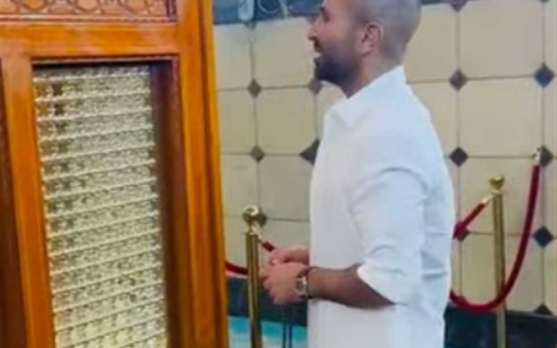 أحمد سعد يتضرع أمام مقام أبي حنيفة النعماني في بغداد.. شاهد الفيديو المميز!