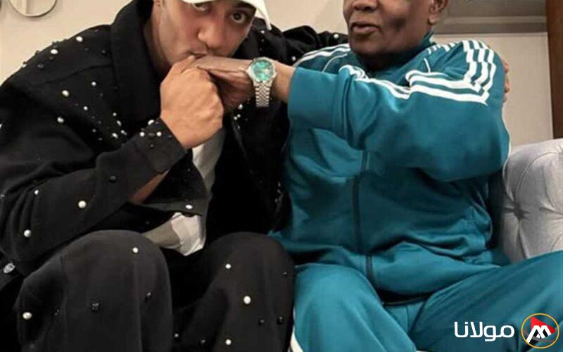 محمد رمضان يشارك صورة مؤثرة مع والده في يوم الجمعة ويطلب الدعاء لصحة والده